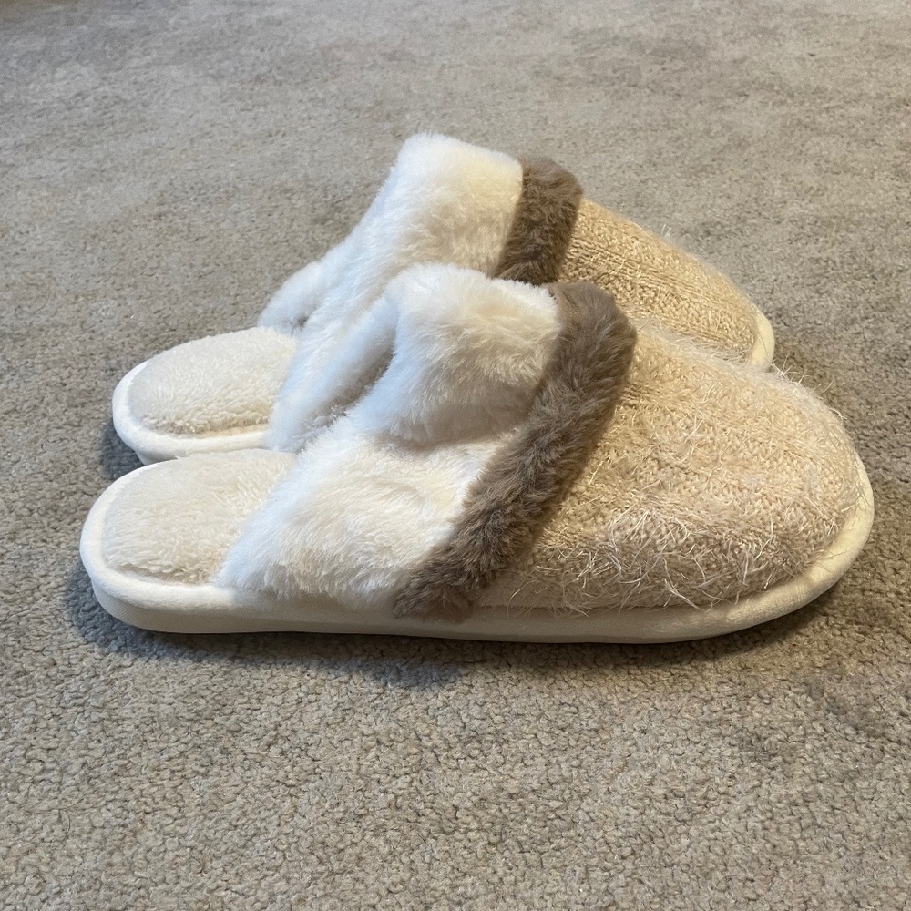 5 for $20: Fuzzy slippers